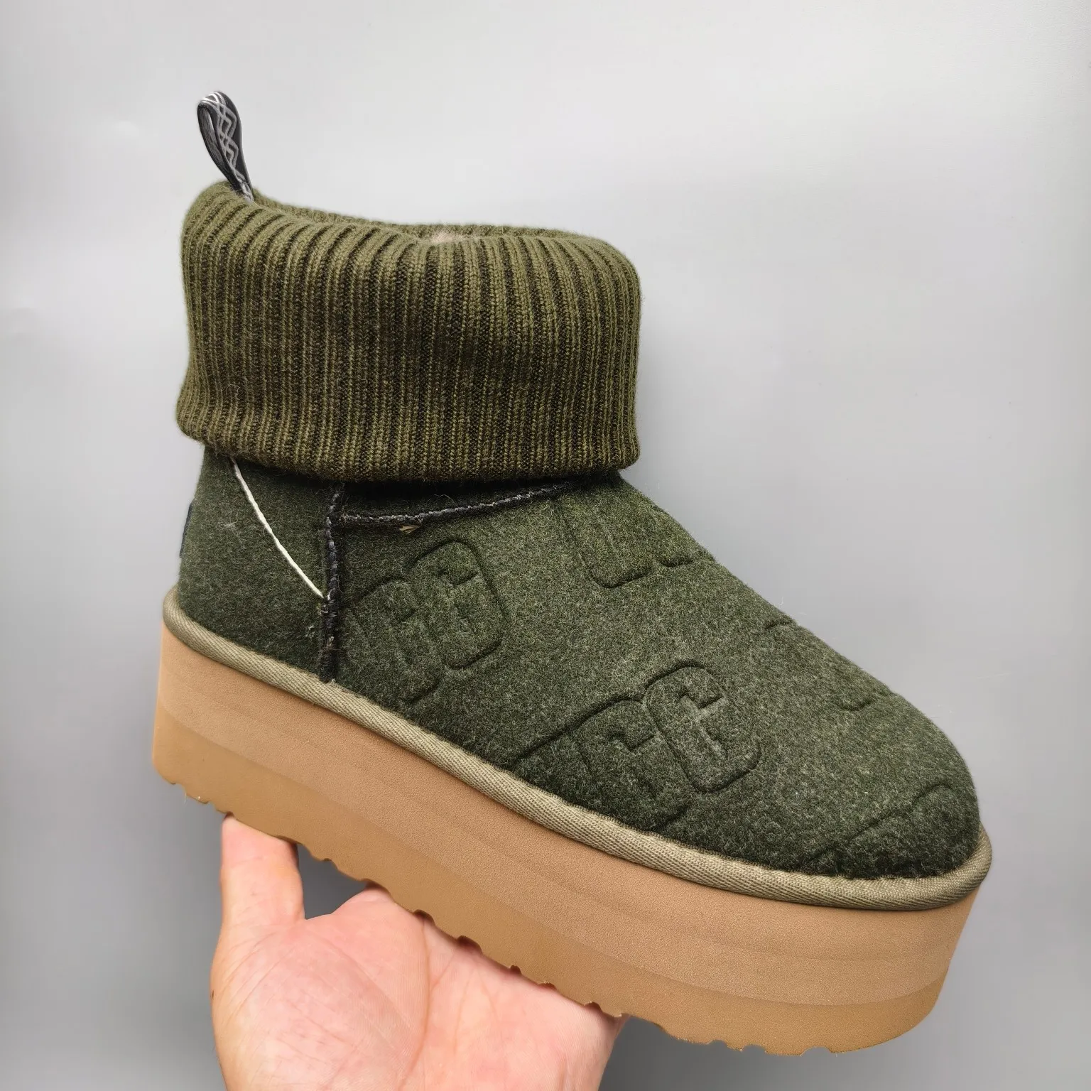 💰600 UGG sheepskin all-in-one snow boots 4047 suede LOGO wool top thick-soled boots Color: Gray Black Green Matching Size: 35-40